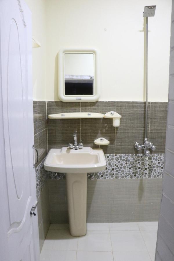 Golden Peak Guest House Гилджит Екстериор снимка