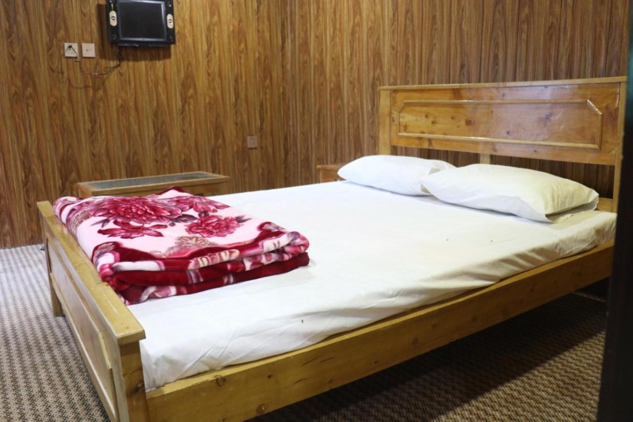 Golden Peak Guest House Гилджит Екстериор снимка